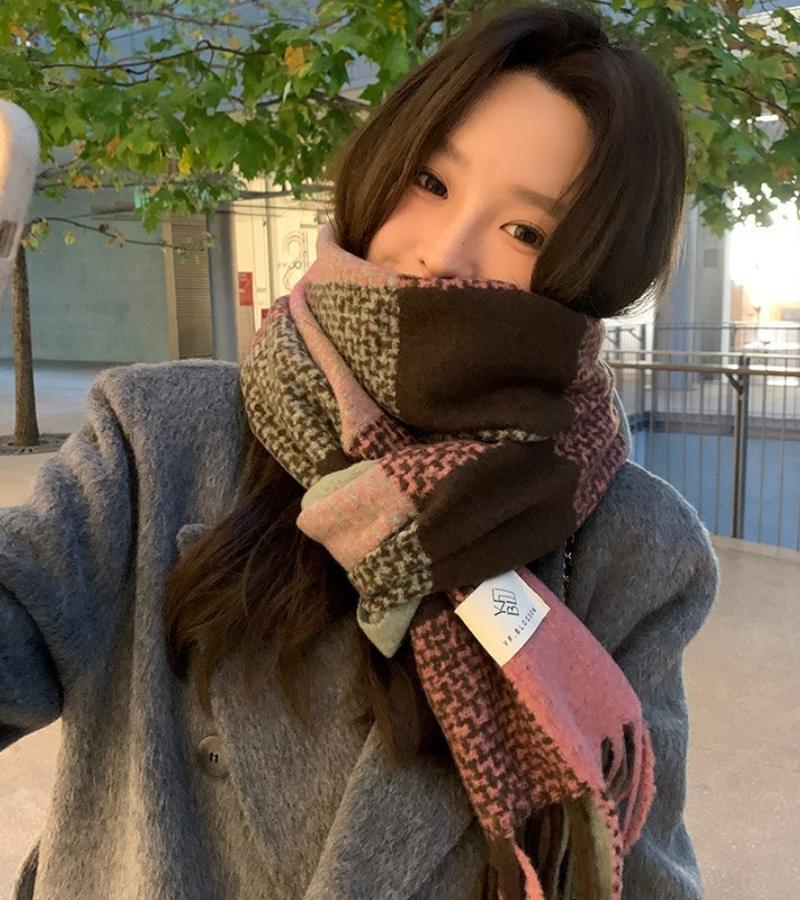 Chiara | La Sciarpa a Quadri di Tendenza