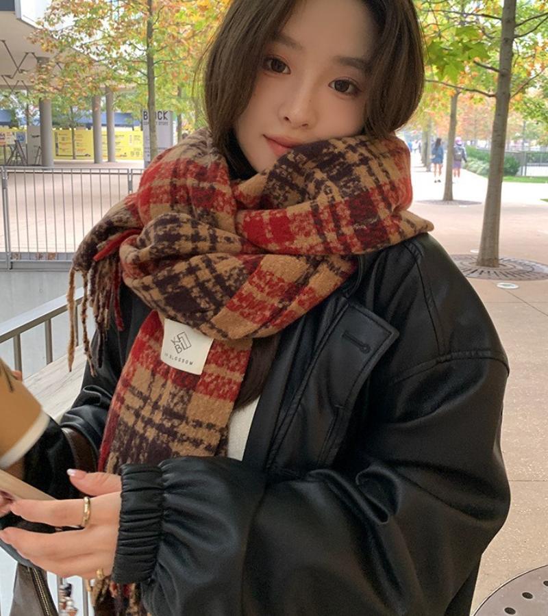 Chiara | La Sciarpa a Quadri di Tendenza