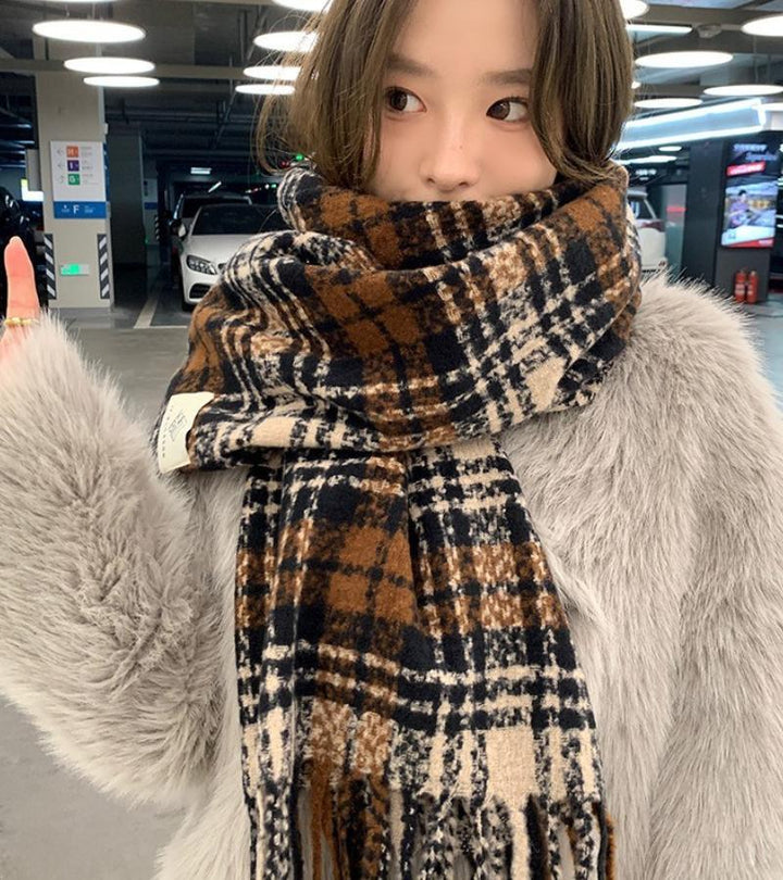 Chiara | La Sciarpa a Quadri di Tendenza