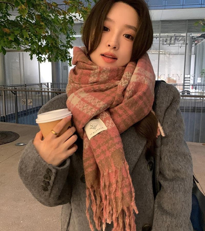 Chiara | La Sciarpa a Quadri di Tendenza