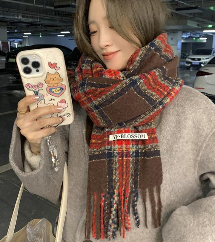 Chiara | La Sciarpa a Quadri di Tendenza