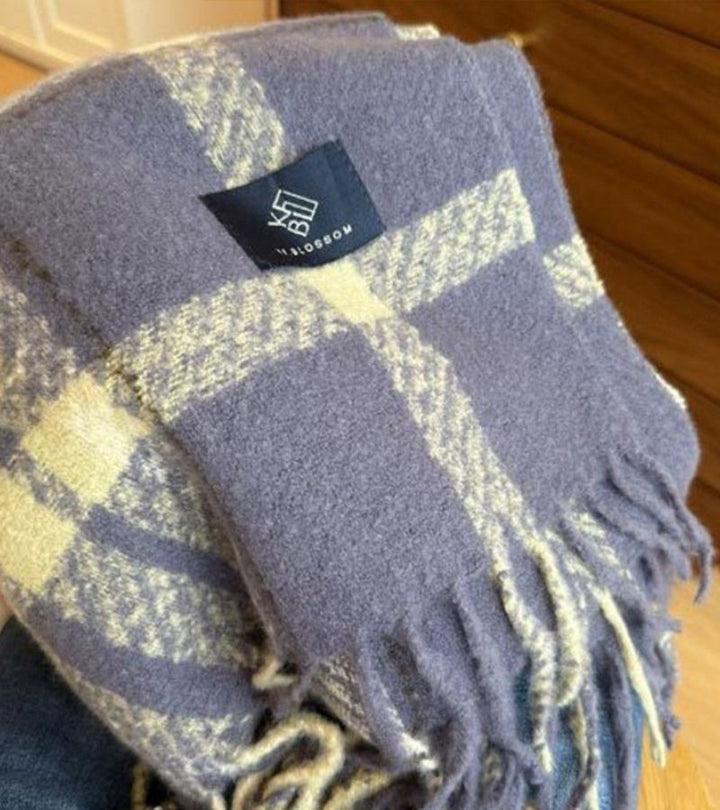 Chiara | La Sciarpa a Quadri di Tendenza