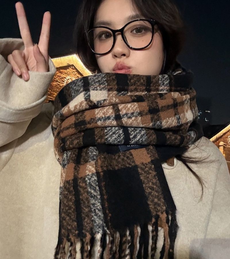 Chiara | La Sciarpa a Quadri di Tendenza