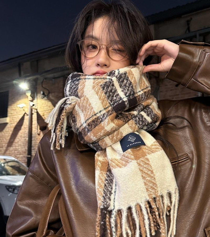 Chiara | La Sciarpa a Quadri di Tendenza