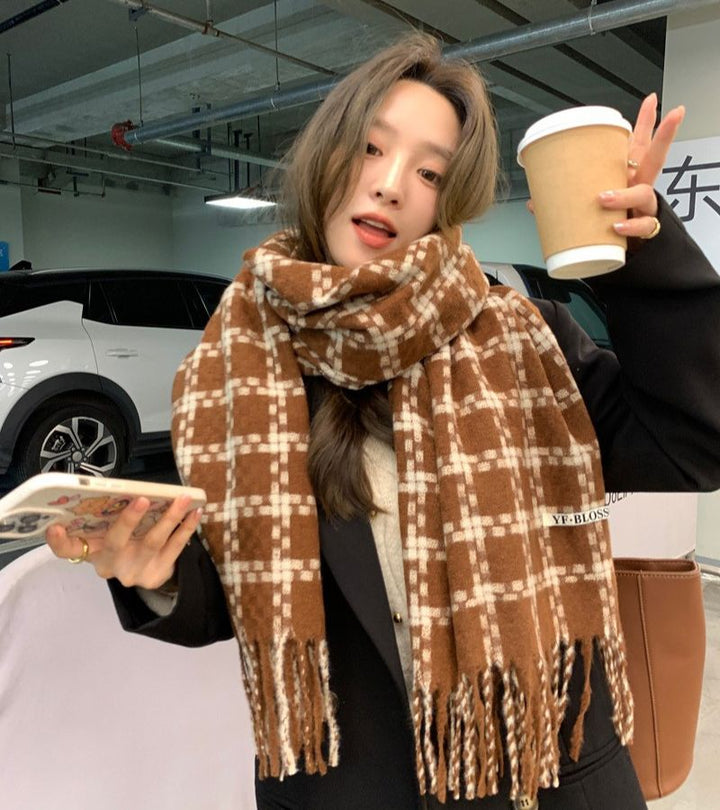 Chiara | La Sciarpa a Quadri di Tendenza