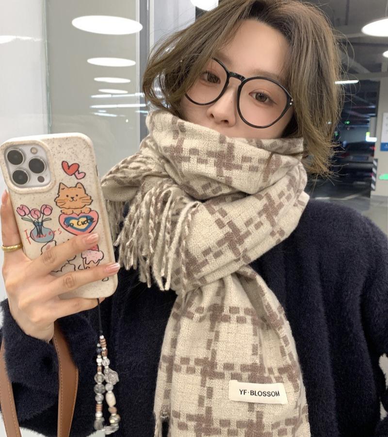 Chiara | La Sciarpa a Quadri di Tendenza