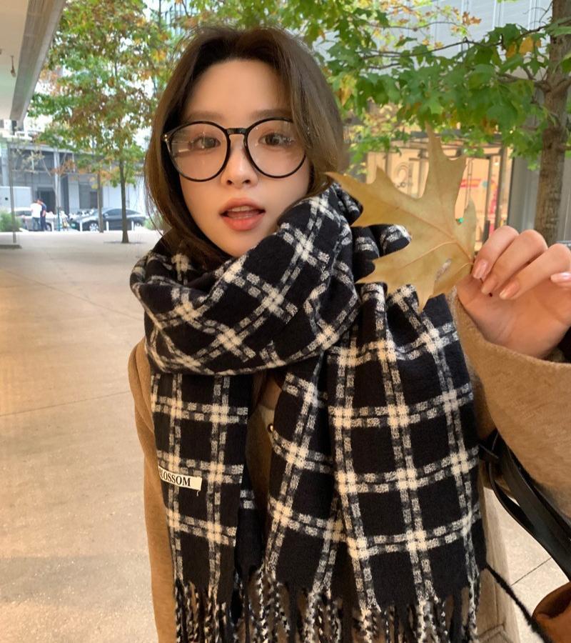 Chiara | La Sciarpa a Quadri di Tendenza