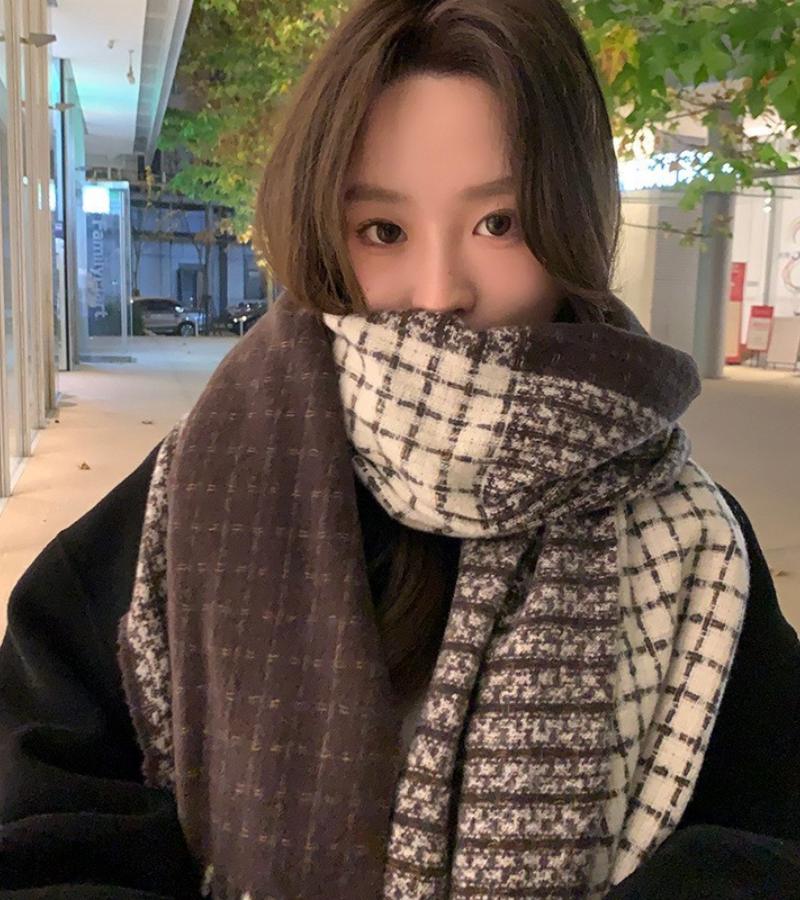 Chiara | La Sciarpa a Quadri di Tendenza