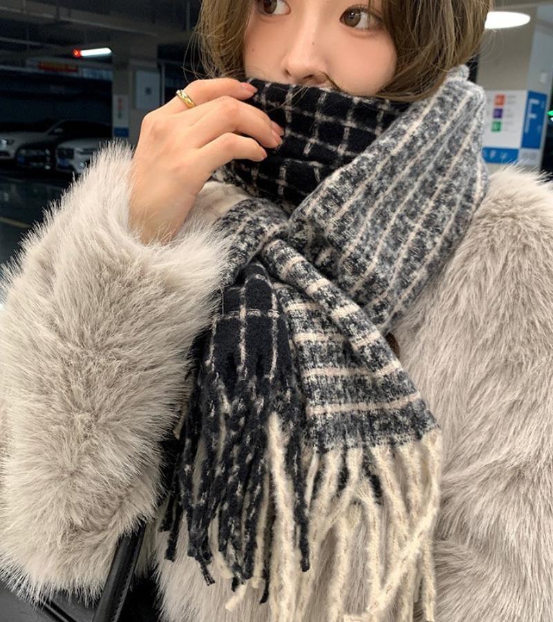 Chiara | La Sciarpa a Quadri di Tendenza