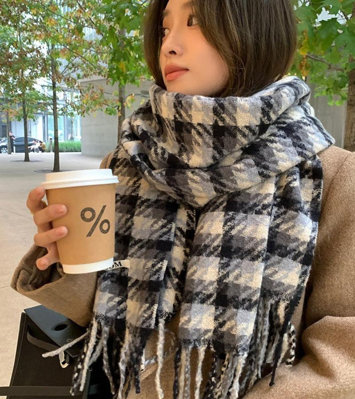 Chiara | La Sciarpa a Quadri di Tendenza