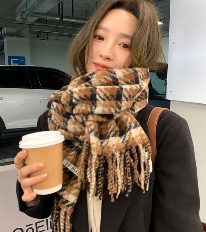 Chiara | La Sciarpa a Quadri di Tendenza