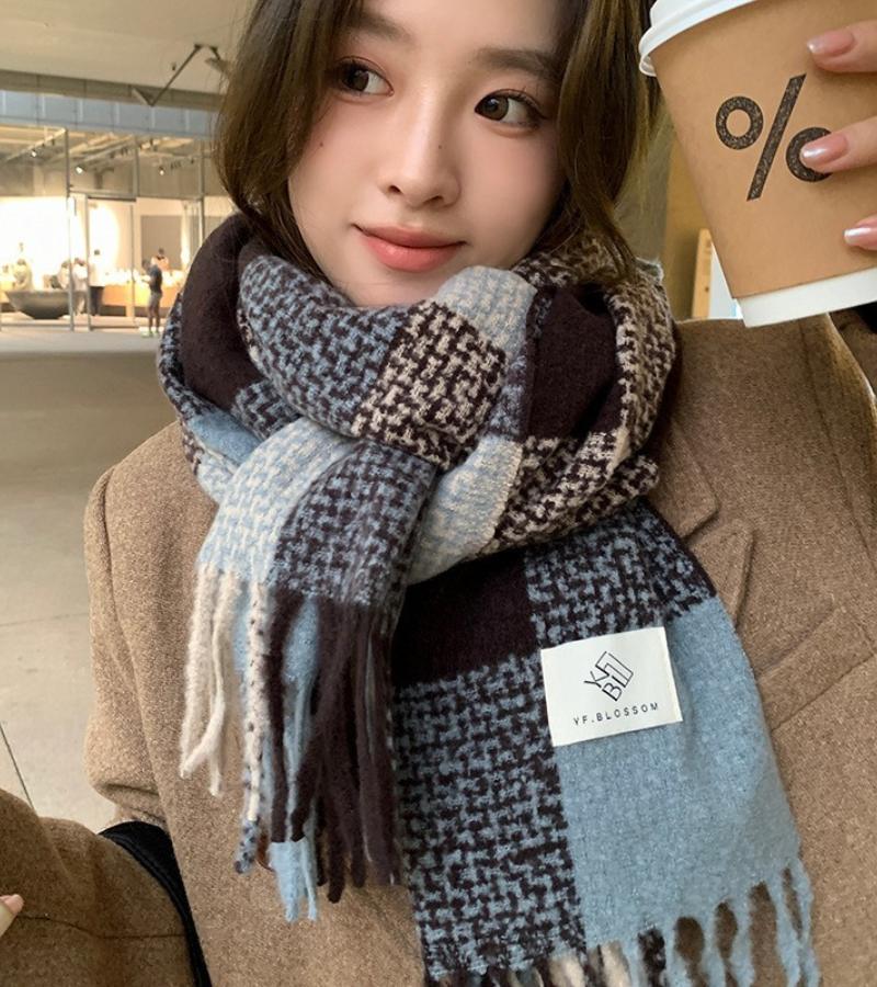 Chiara | La Sciarpa a Quadri di Tendenza