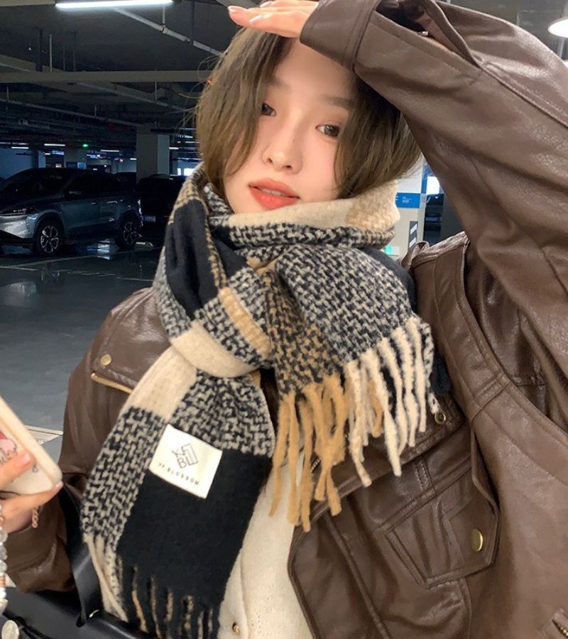 Chiara | La Sciarpa a Quadri di Tendenza