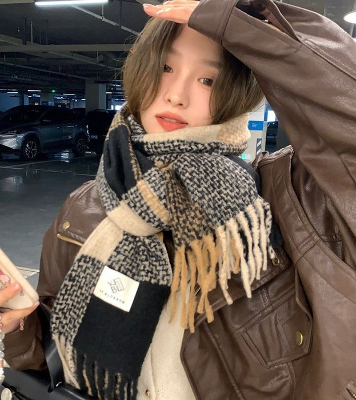 Chiara | La Sciarpa a Quadri di Tendenza